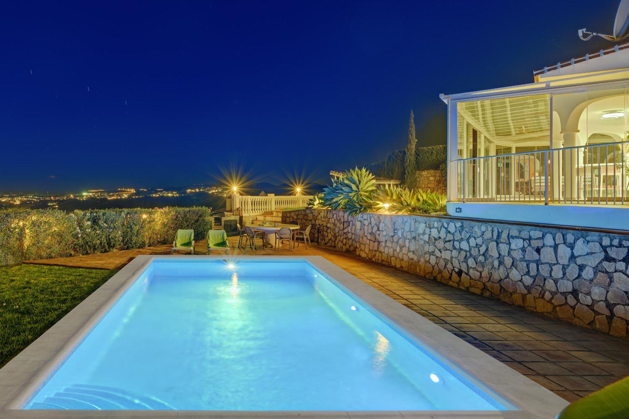 Villa Vista Golf - Optional Heated Pool & Jacuzzi