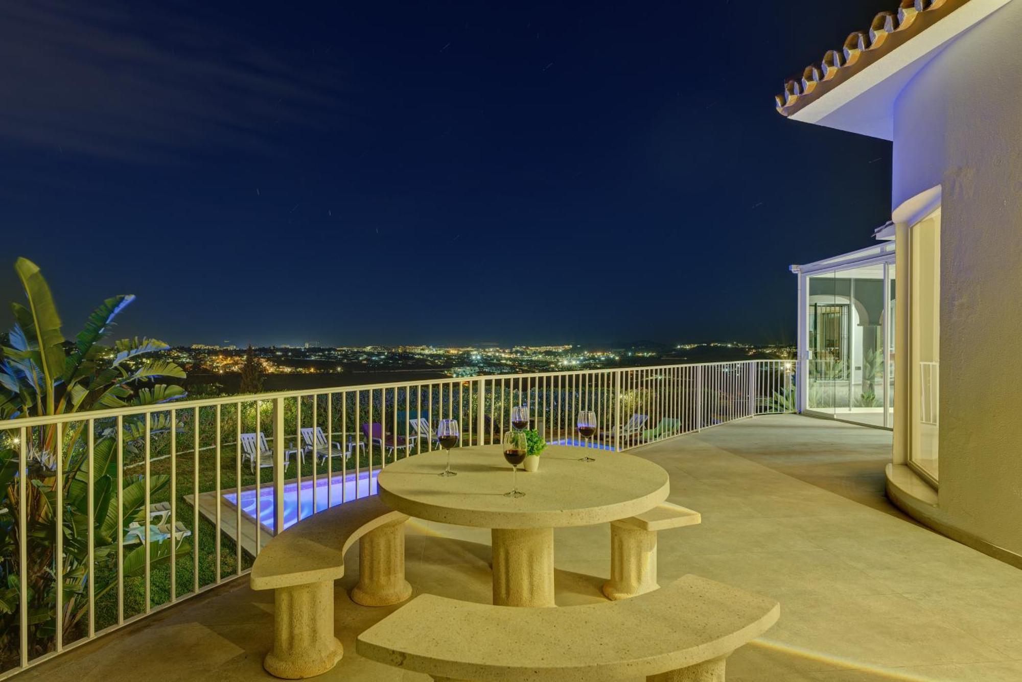 Villa Vista Golf - Optional Heated Pool & Jacuzzi *